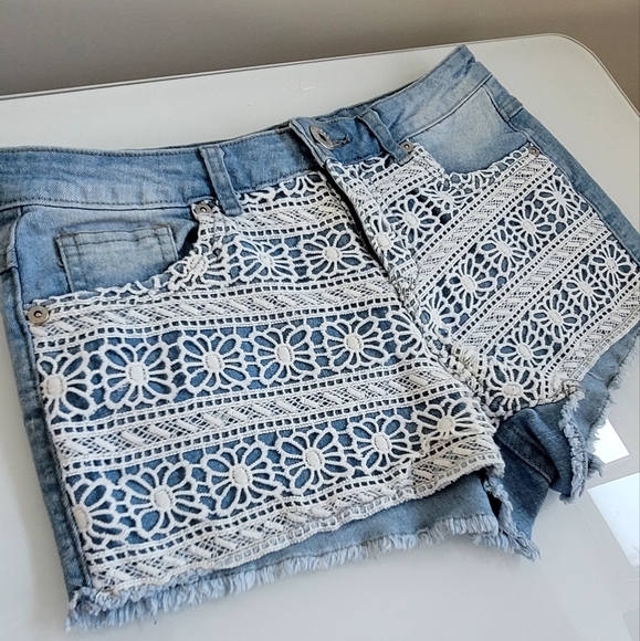 Urban Outfitters Jean Shorts w/Lacey Detail - Size 4 - Picture 2 of 3